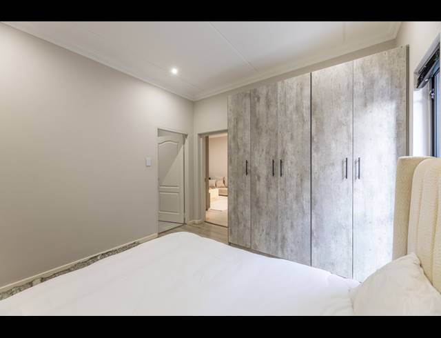 2 BEDROOM APARTMENT FOR SALE IN BRYANSTON